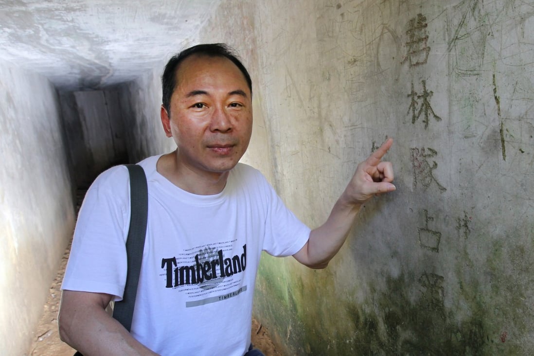 香港军事史专家高添强展示二战期间日军在城门堡垒隧道内留下的罕见碑文。碑文上刻有日军指挥官若林藤一的名字，被日本人视为战争英雄。但他受到破坏公物的威胁。照片：Dickson Lee